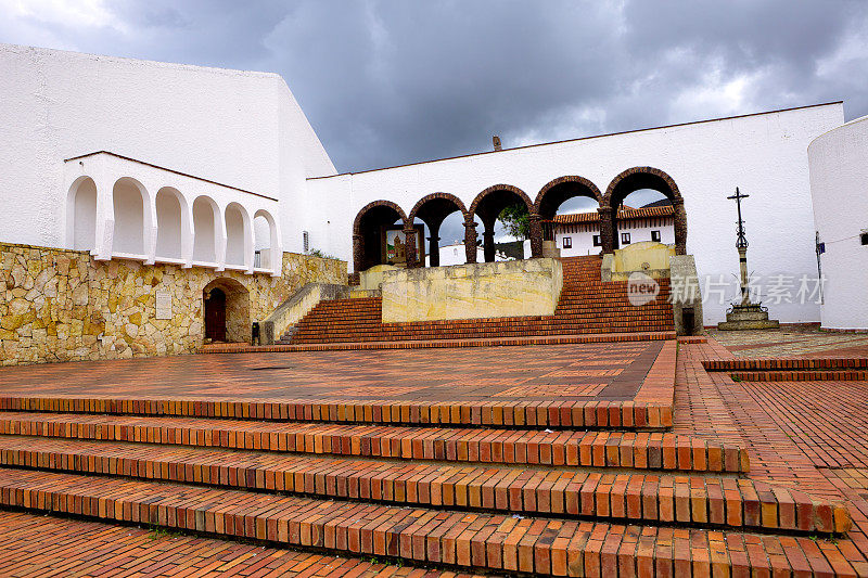 哥伦比亚，瓜达维塔——城市广场入口;殖民地风格建筑