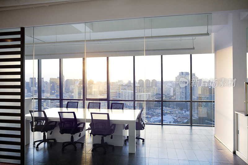 办公室和会议室与日落的窗户