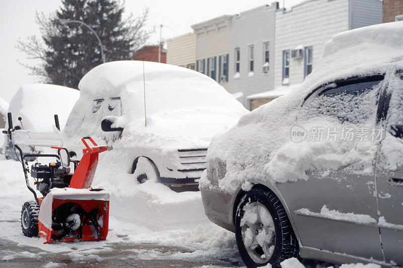 用吹雪机挖雪——2006年纽约市的暴风雪