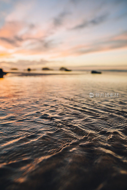 日落时的海水