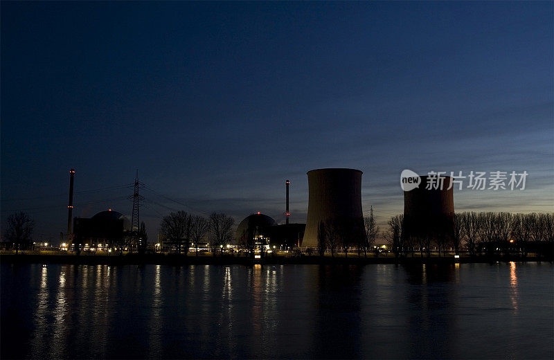 核电站在晚上