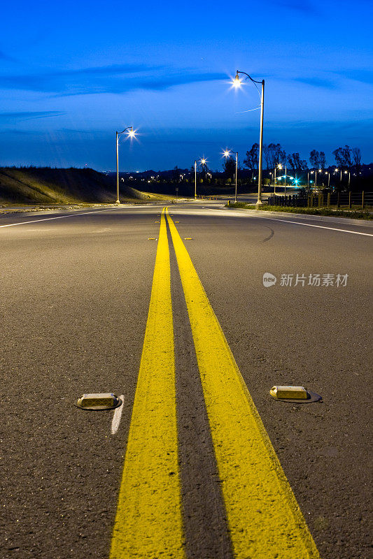 空无一人的道路