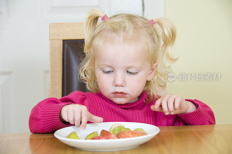 水果零食给小女孩