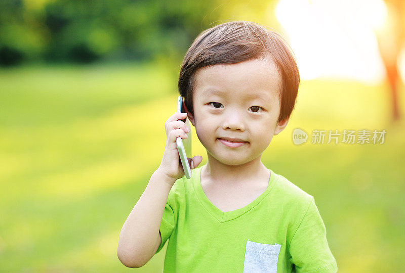 用智能手机的男孩