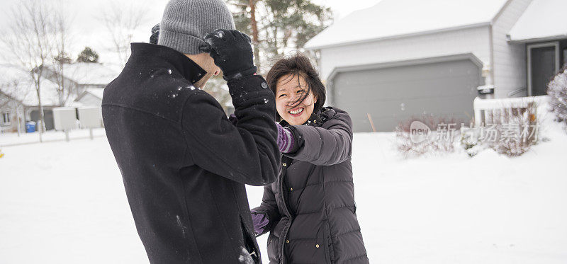 多民族夫妇户外下大雪