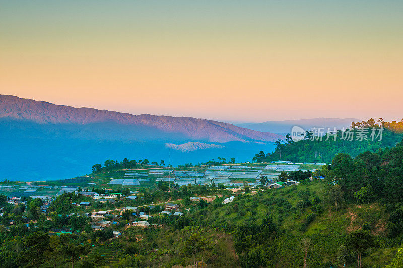 泰国北部的全景日落山景