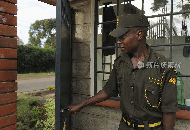 肯尼亚内罗毕，保安正在开门