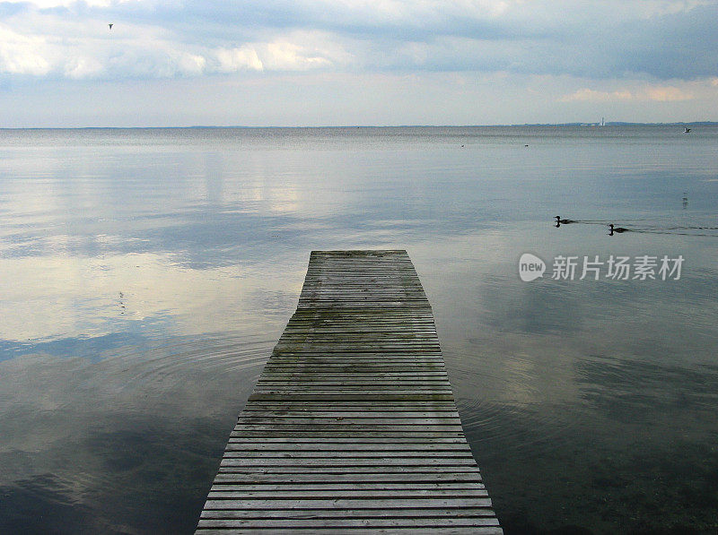 宁静的古老木桥，丹麦的大海和天空