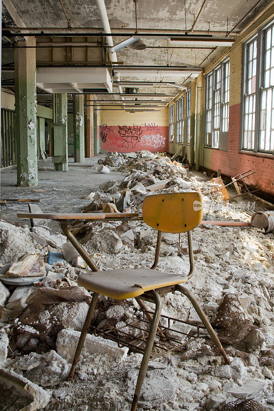一张废弃校舍的室内照片