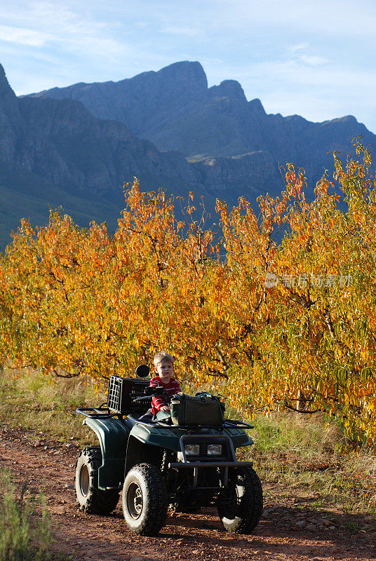 男孩Quadbike