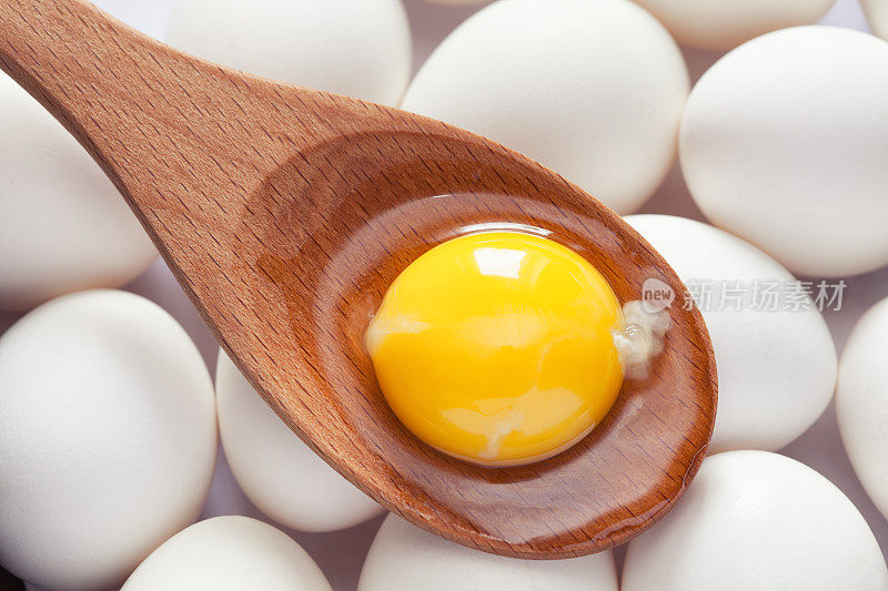 蛋黄用木勺放在鸡蛋上