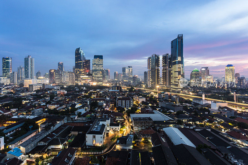印度尼西亚首都雅加达戏剧性的日落。