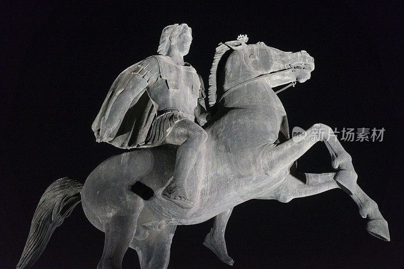 晚上的亚历山大大帝雕像。塞萨洛尼基市Greec