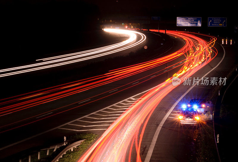 有警车的公路匝道