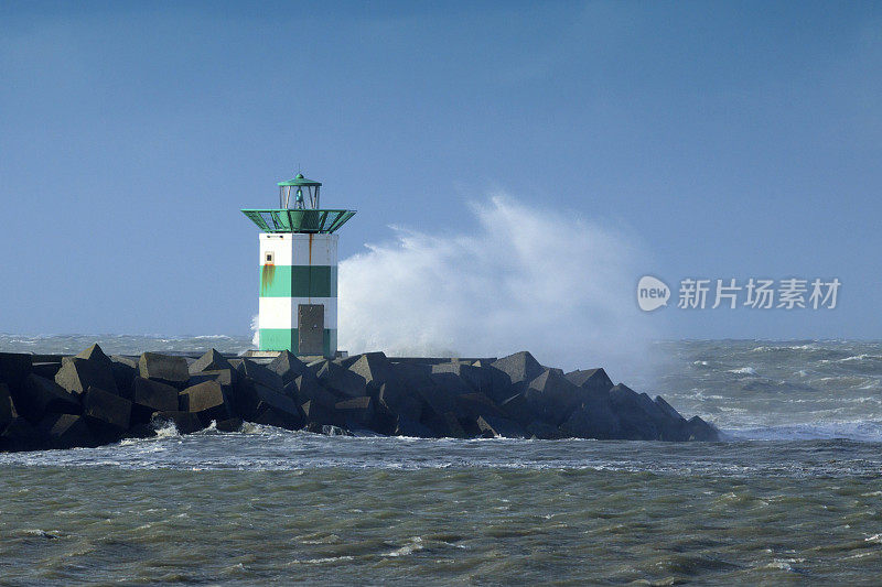 荷兰海岸的暴风雨天气