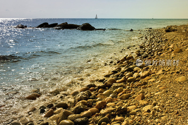 帆船在平静的希腊海湾海岸前景