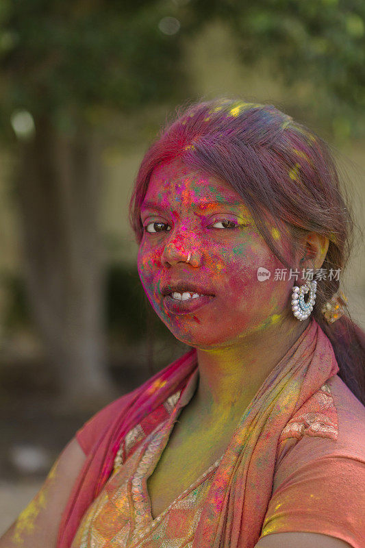 印度女孩庆祝胡里节