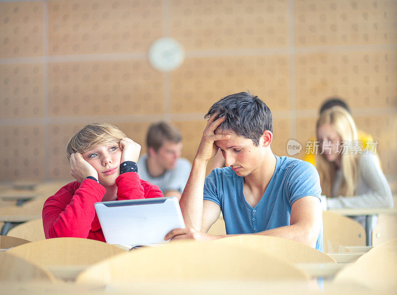 大学生在教室里使用数字平板电脑