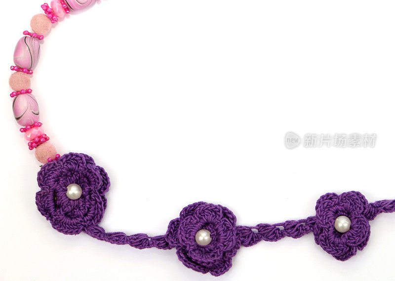 用钩针编织紫色的花和珠子