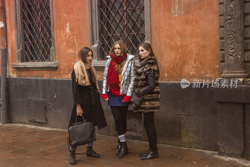 年轻的乌克兰女孩模特站在利沃夫乌克兰街道