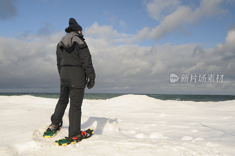 徒步者在雪鞋俯瞰湖