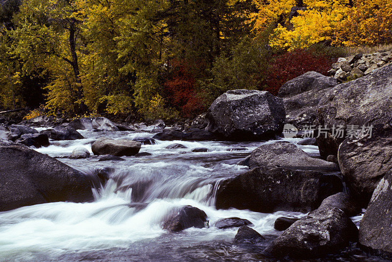冰柱河上的秋色