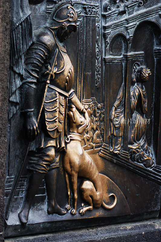圣文塞斯拉斯的青铜浮雕被触摸风化