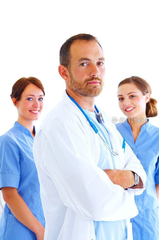 一个男医生与两个女护士微笑的特写