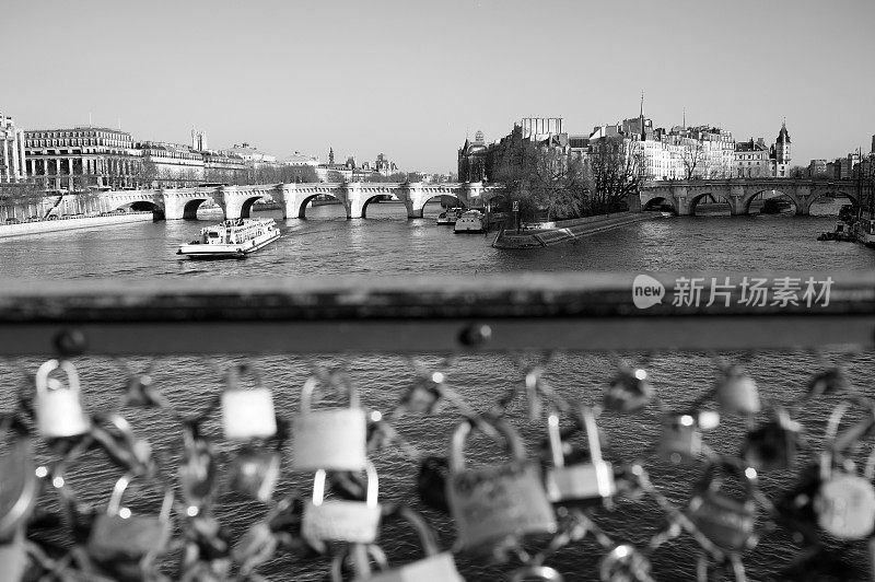 法国巴黎的爱锁和塞纳河
