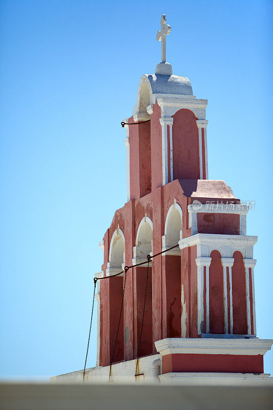 提拉希腊东正教教堂的钟楼。圣托里尼岛。