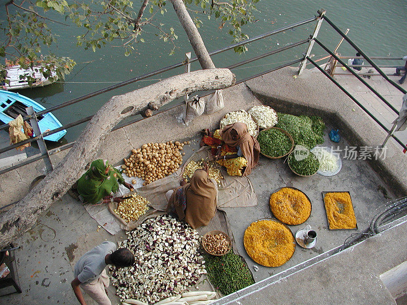 印度妇女准备食物