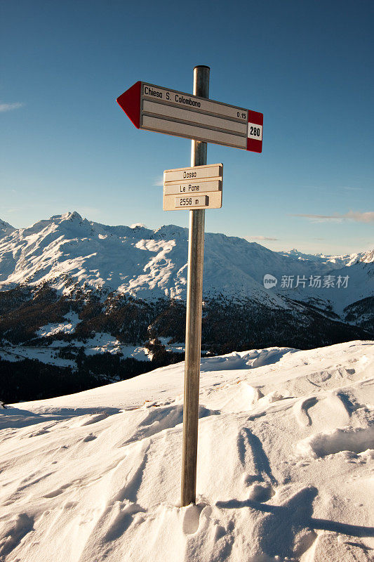 在白雪皑皑的意大利阿尔卑斯山上的标牌