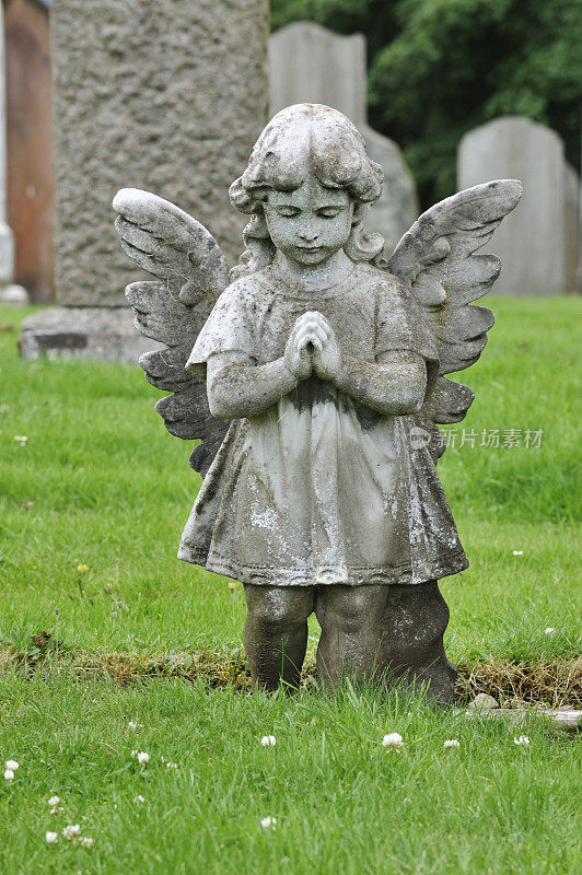 一个年轻的女天使的墓碑雕刻