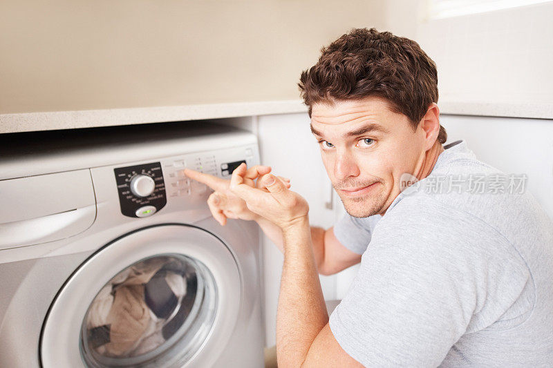 中年男子在用洗衣机