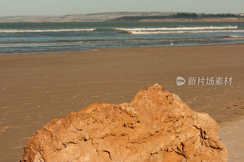 沙滩上的砂岩。