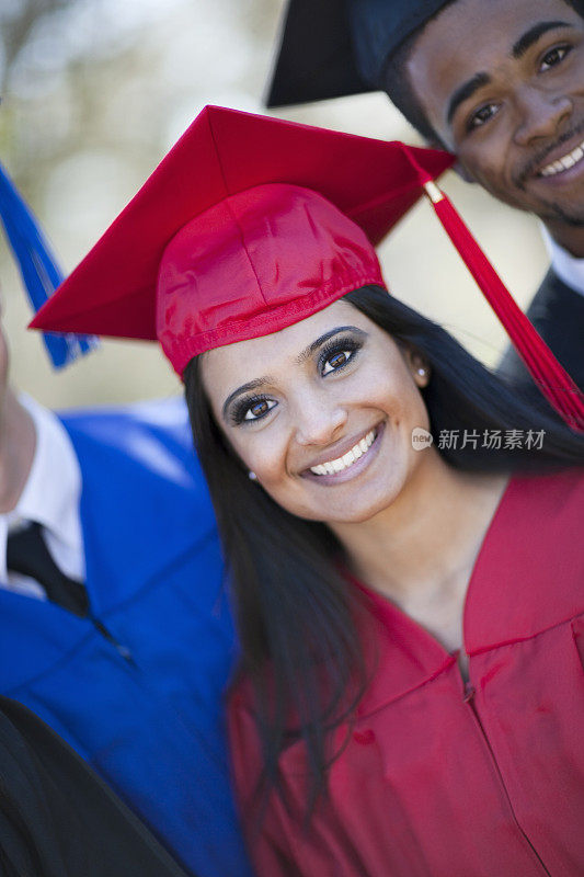 少数民族女毕业生和两个同学