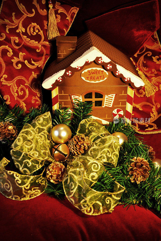 维多利亚风格的圣诞姜饼屋或小屋和装饰