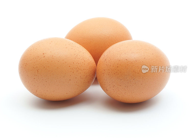 三个卵孤立在白色上。