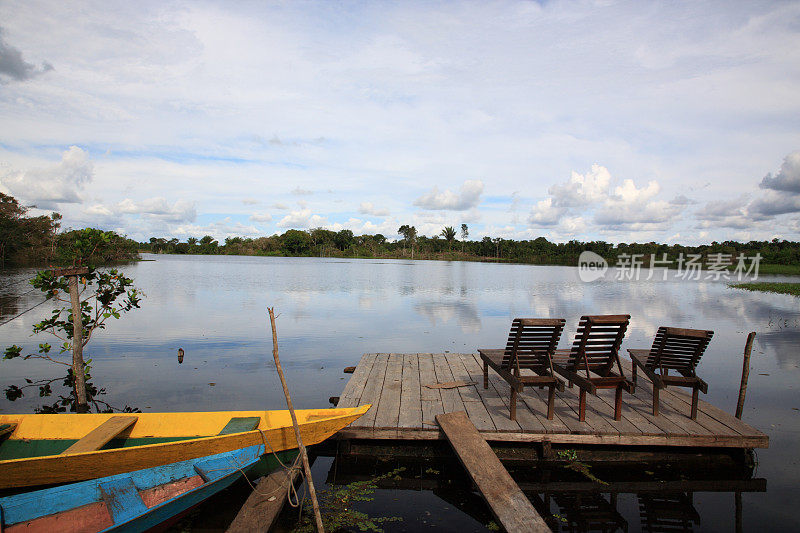 亚马逊丛林河与甲板上的水，巴西