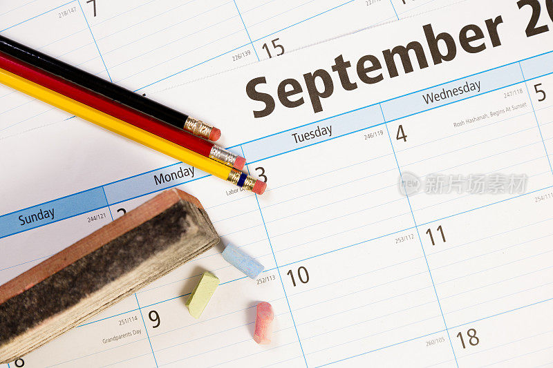 返校:九月日历和学习用品。