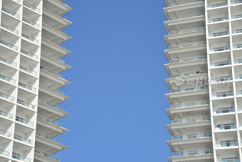 现代豪华度假酒店街区对抗蓝天