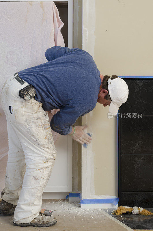 专业房屋油漆工准备墙壁