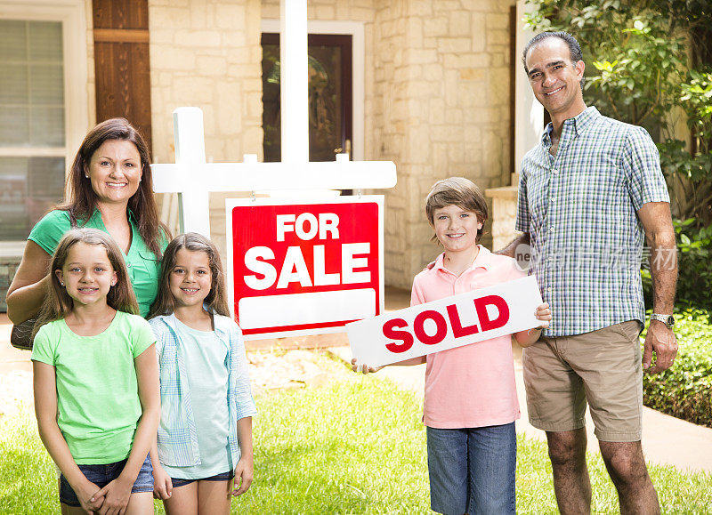 家庭有“房子出售，出售”的房地产标志。夏天。