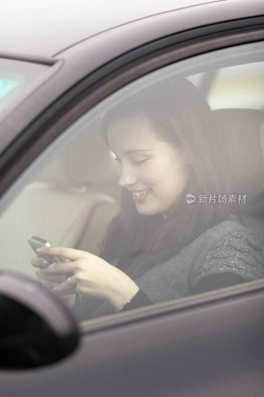 女人在车里发短信