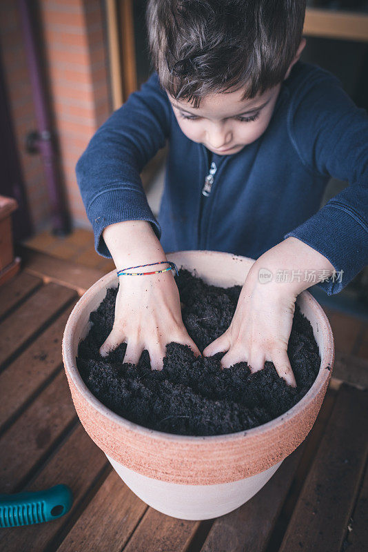 孩子照顾植物