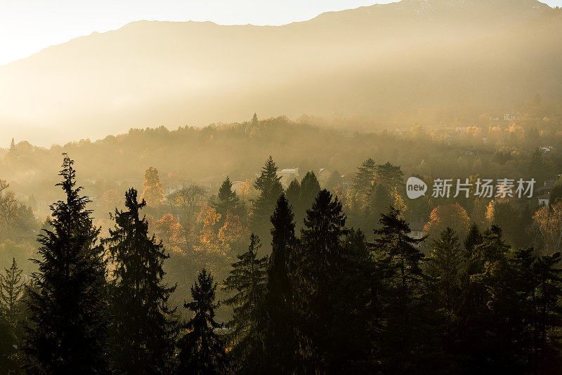 意大利山城秋色朦胧山水