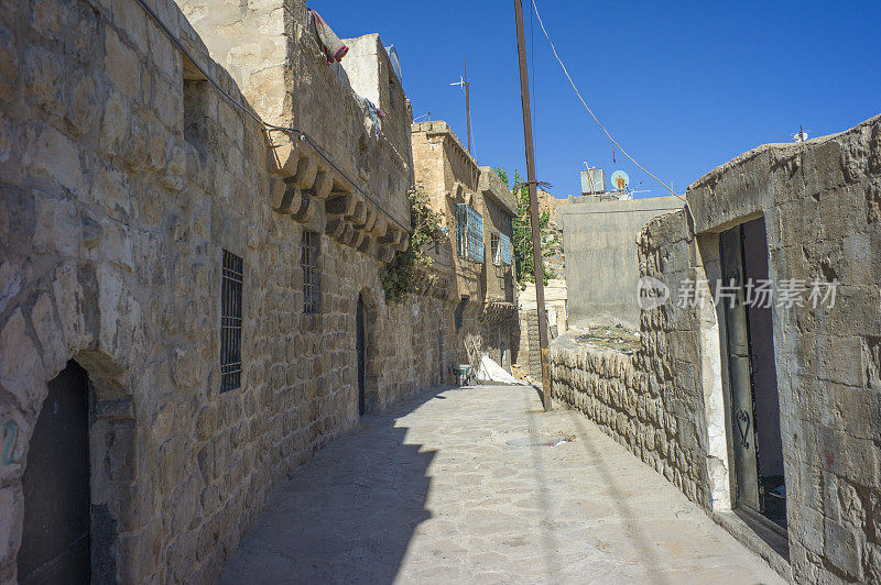 土耳其中东小镇马尔丁狭窄街道上的传统房屋
