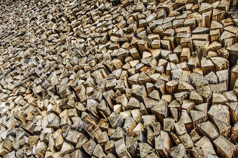 柴堆切块无穷无尽堆满框架木能源