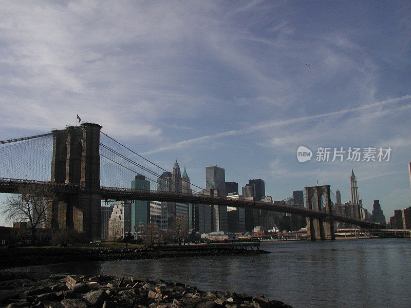 2003年，从纽约布鲁克林海滨俯瞰布鲁克林大桥