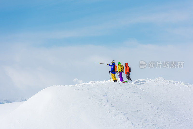 男滑雪者在雪地里